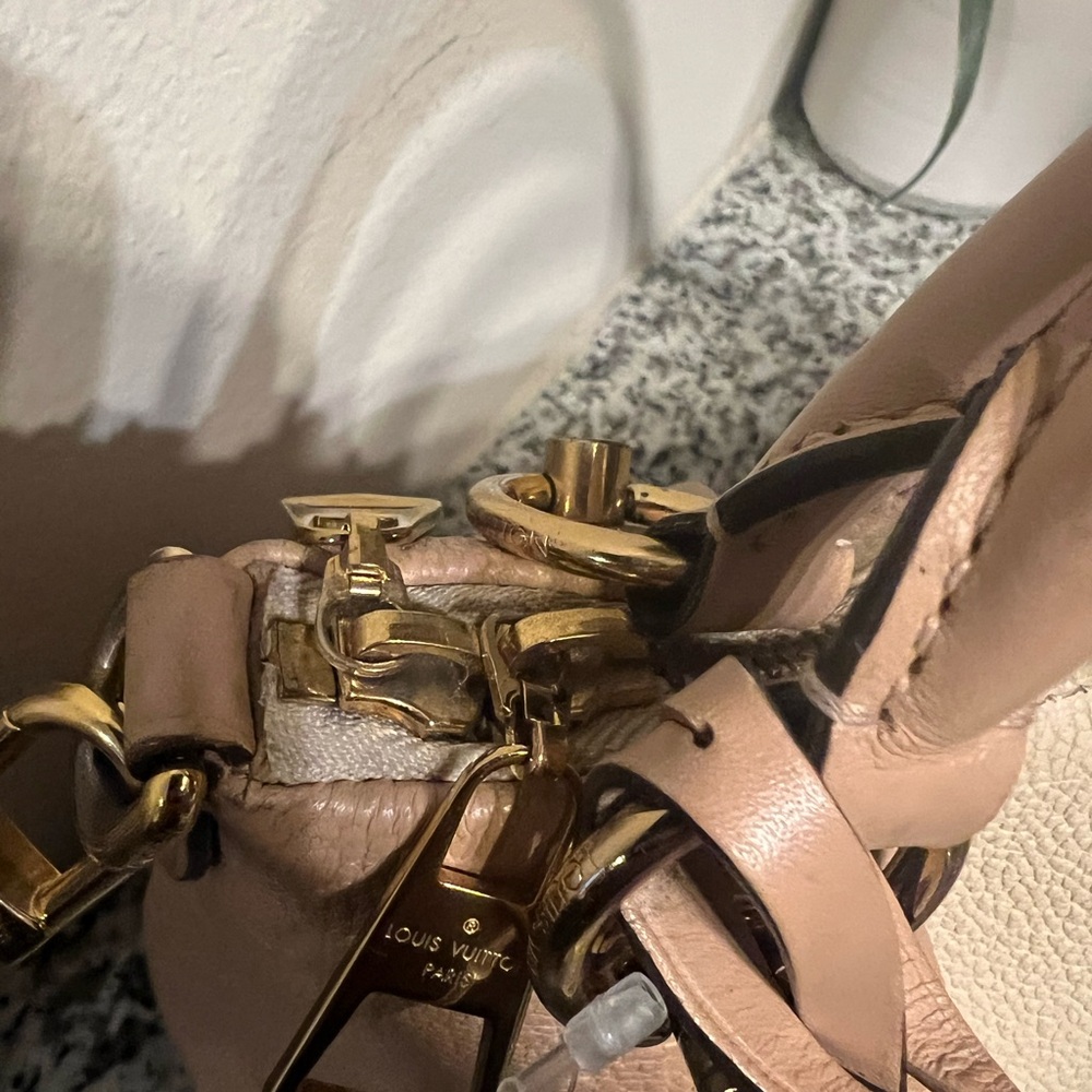 Louis Vuitton V Tote BB Empreinte - Picture 5 of 16